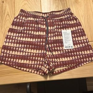 Men’s lulu lemon 5” pool shorts.